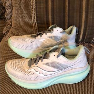 Saucony Gray and Green  Omni Athletic Shoes with Cushioned Sole